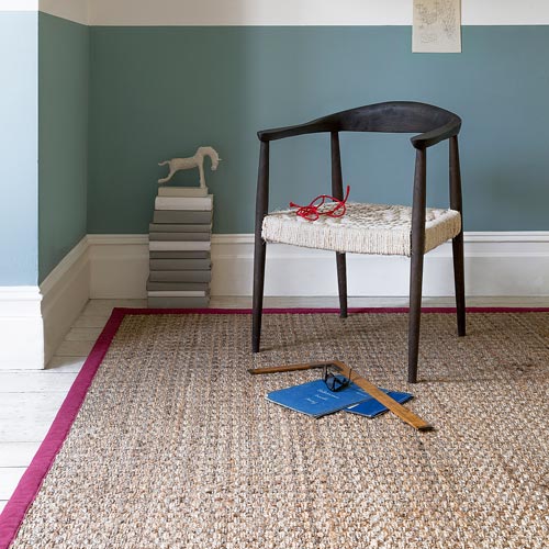 Jute rug with red cotton border